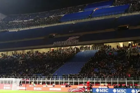 احتجاجًا على النتائج.. جماهير ميلان تعبر عن غضبها تجاه الفريق والإدارة